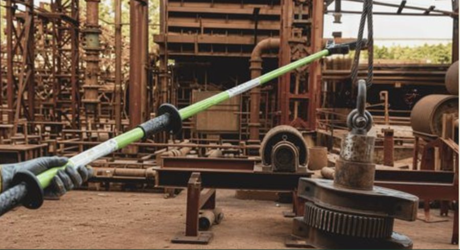 RiggerSafe verde em uma aplicação industrial de orientação de carga